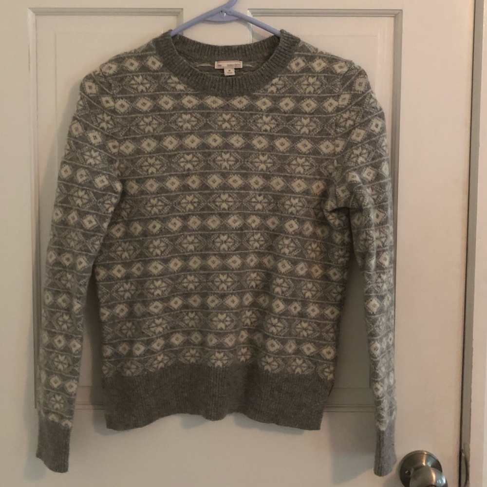 Gray and white Gap sweater